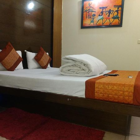 Hotel Sun Village - Couple Friendly Satys New Delhi Extérieur photo