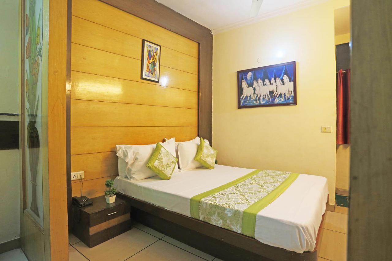 Hotel Sun Village - Couple Friendly Satys New Delhi Extérieur photo
