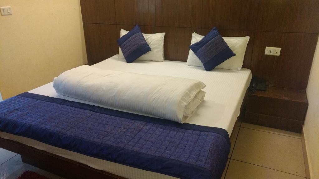 Hotel Sun Village - Couple Friendly Satys New Delhi Extérieur photo