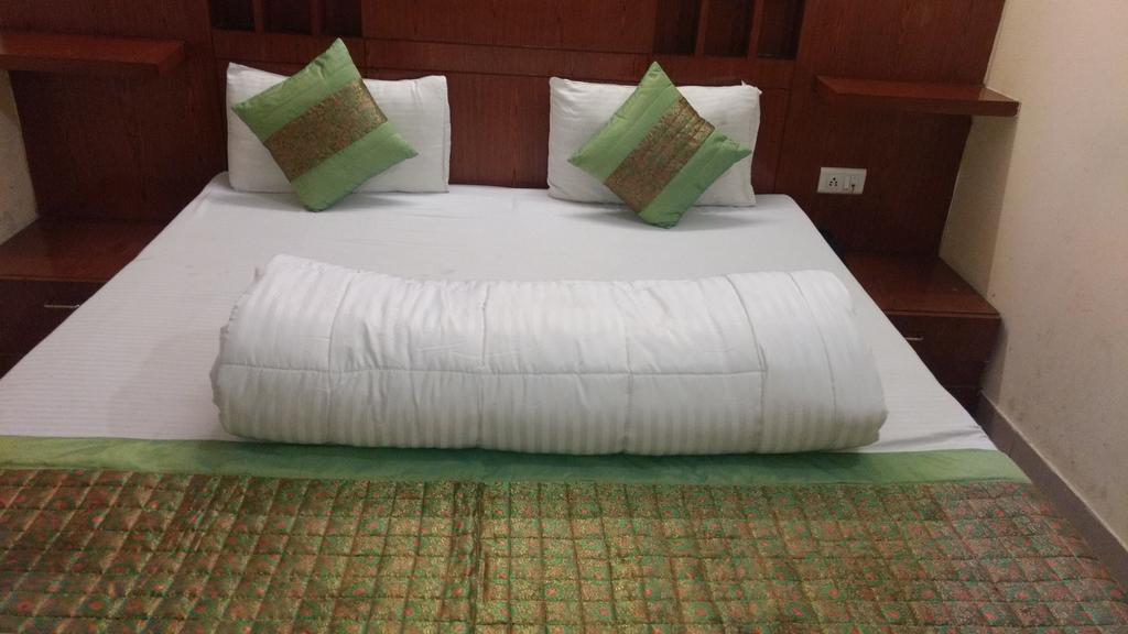 Hotel Sun Village - Couple Friendly Satys New Delhi Extérieur photo