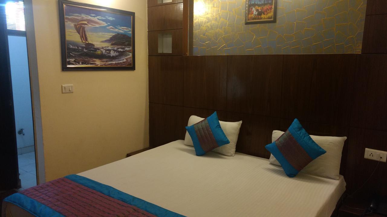 Hotel Sun Village - Couple Friendly Satys New Delhi Extérieur photo
