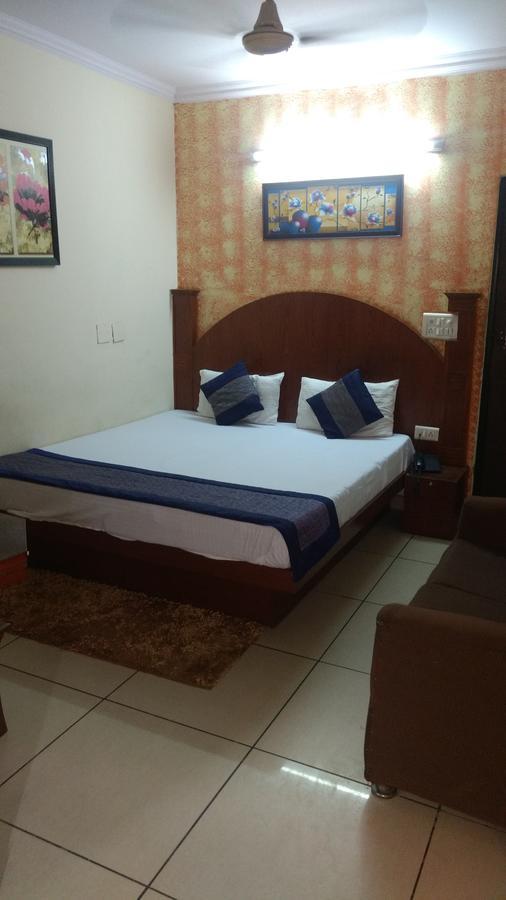 Hotel Sun Village - Couple Friendly Satys New Delhi Extérieur photo