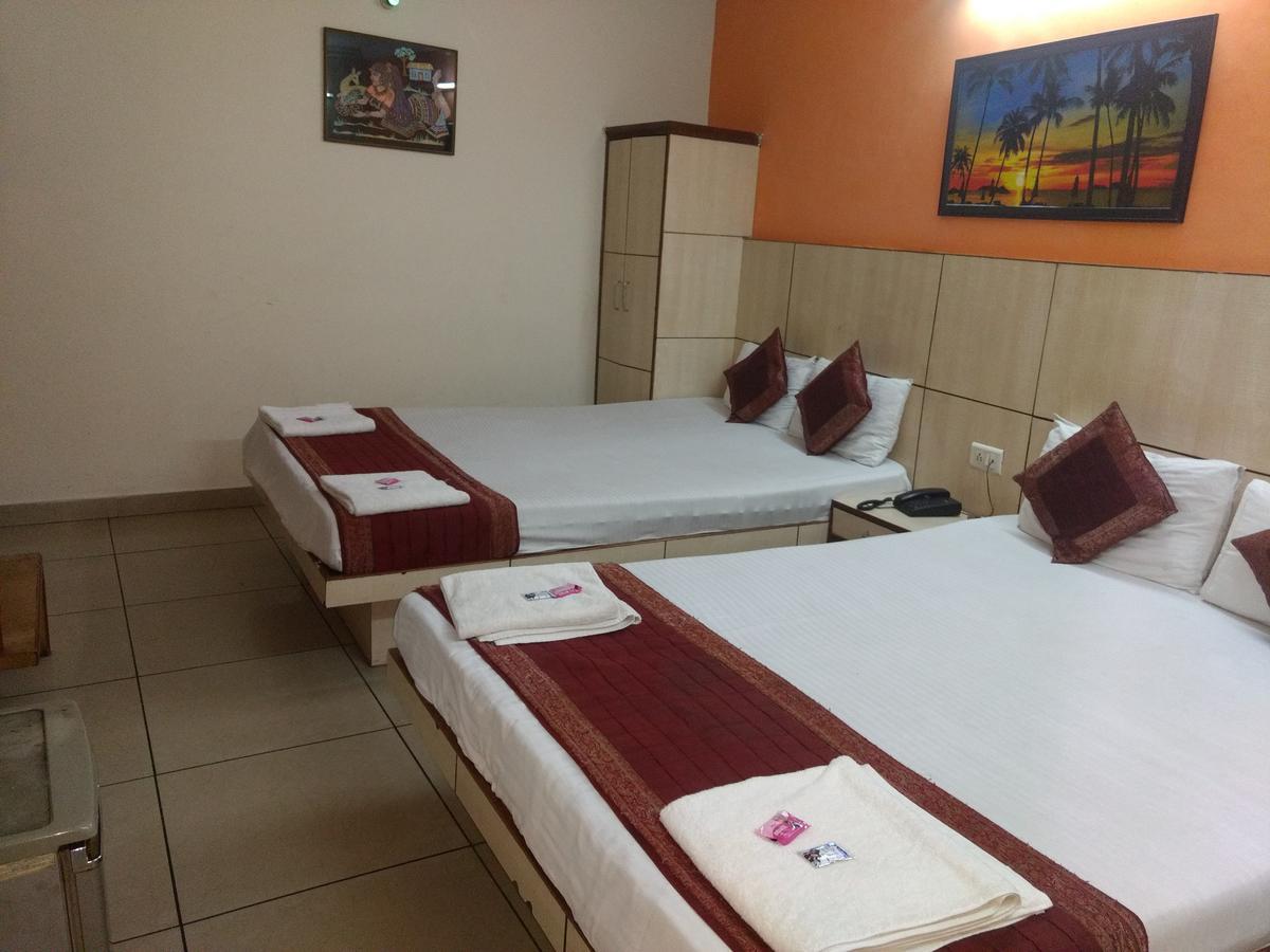 Hotel Sun Village - Couple Friendly Satys New Delhi Extérieur photo