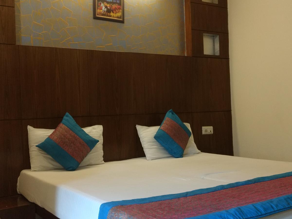 Hotel Sun Village - Couple Friendly Satys New Delhi Extérieur photo