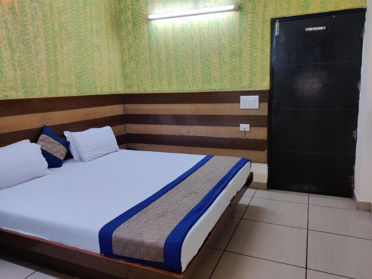 Hotel Sun Village - Couple Friendly Satys New Delhi Extérieur photo